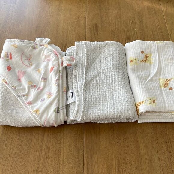 BUNDLE OF 3 PCS BABY BATH TOWEL AND 2 LARGE SWADDLING BLANKETS. - Picture 1 of 5